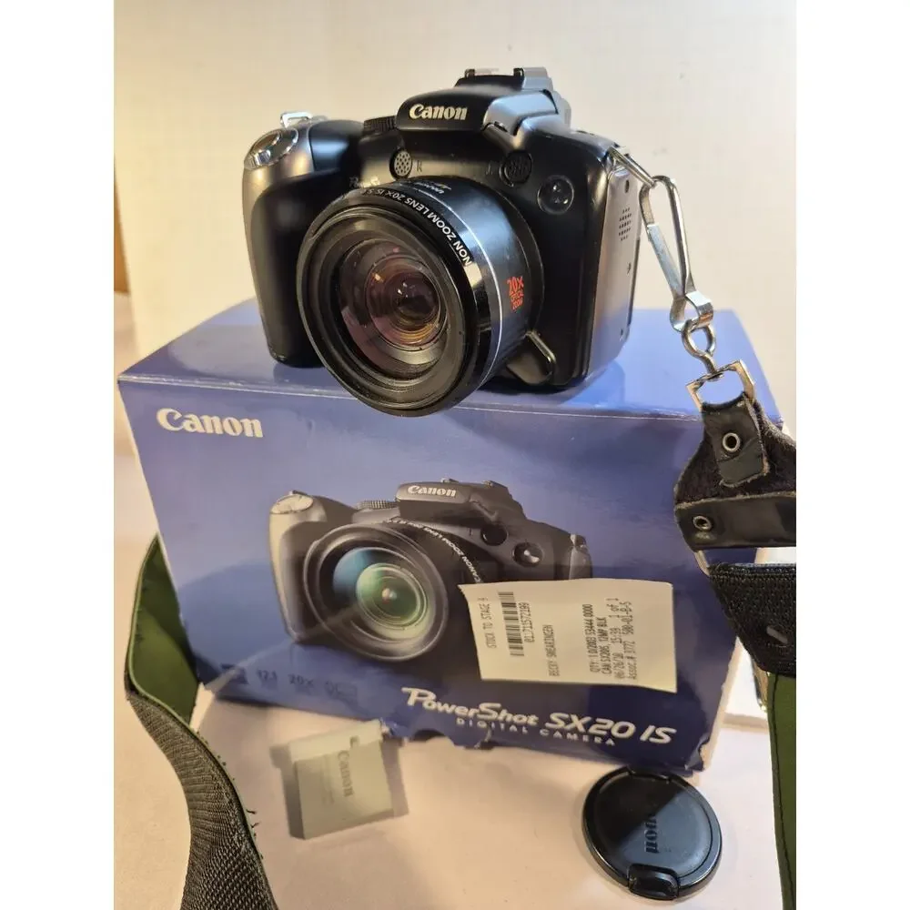 Canon PowerShot SX20 IS 12.1 MP Digital Camera Memory Card + Extras